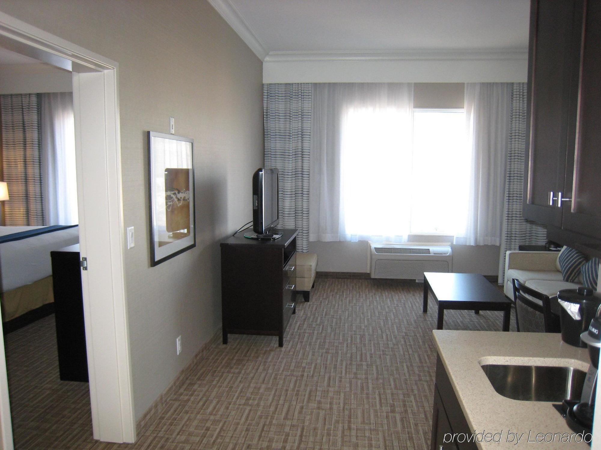 Hotel Kelowna & Conference Centre エクステリア 写真
