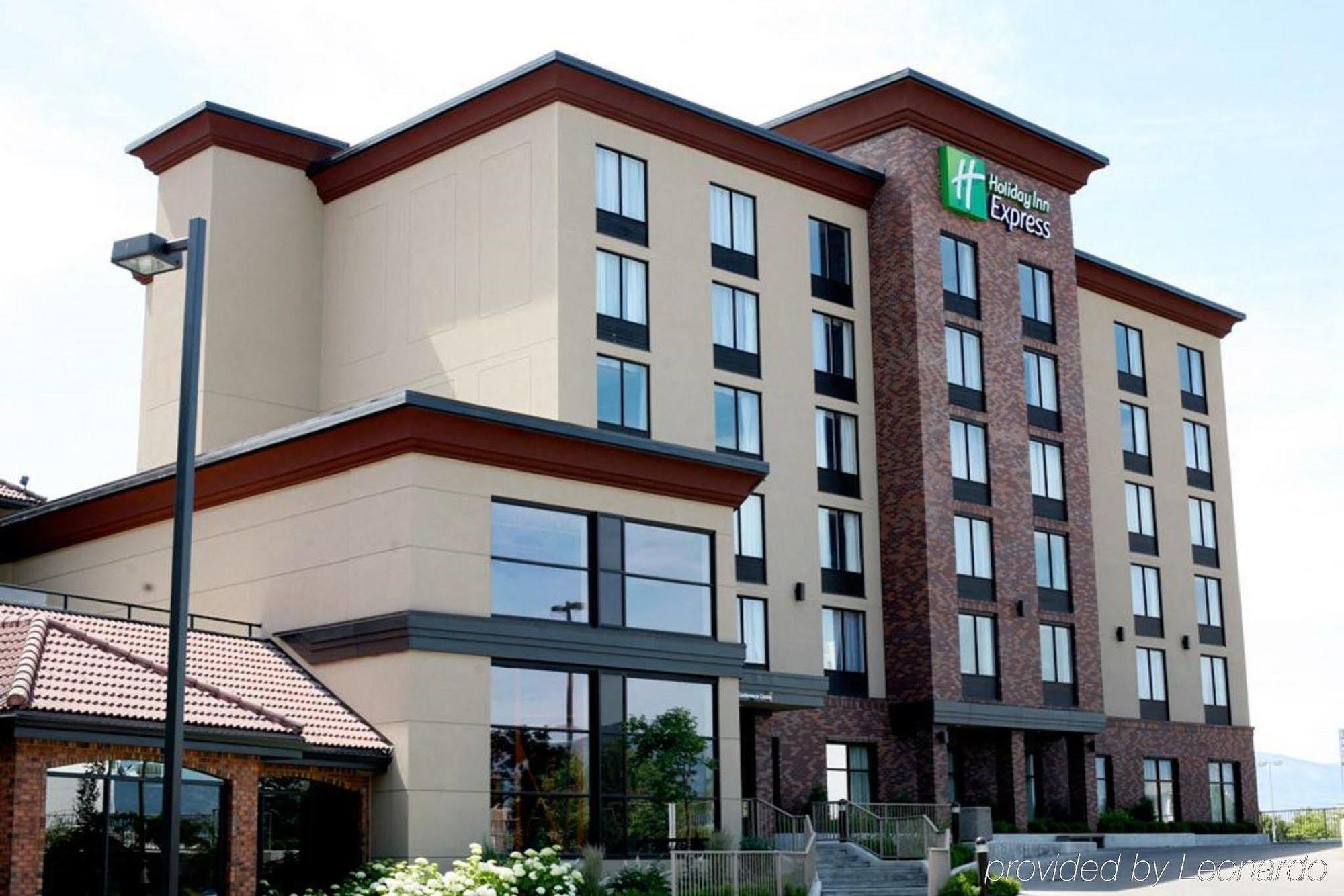 Hotel Kelowna & Conference Centre エクステリア 写真