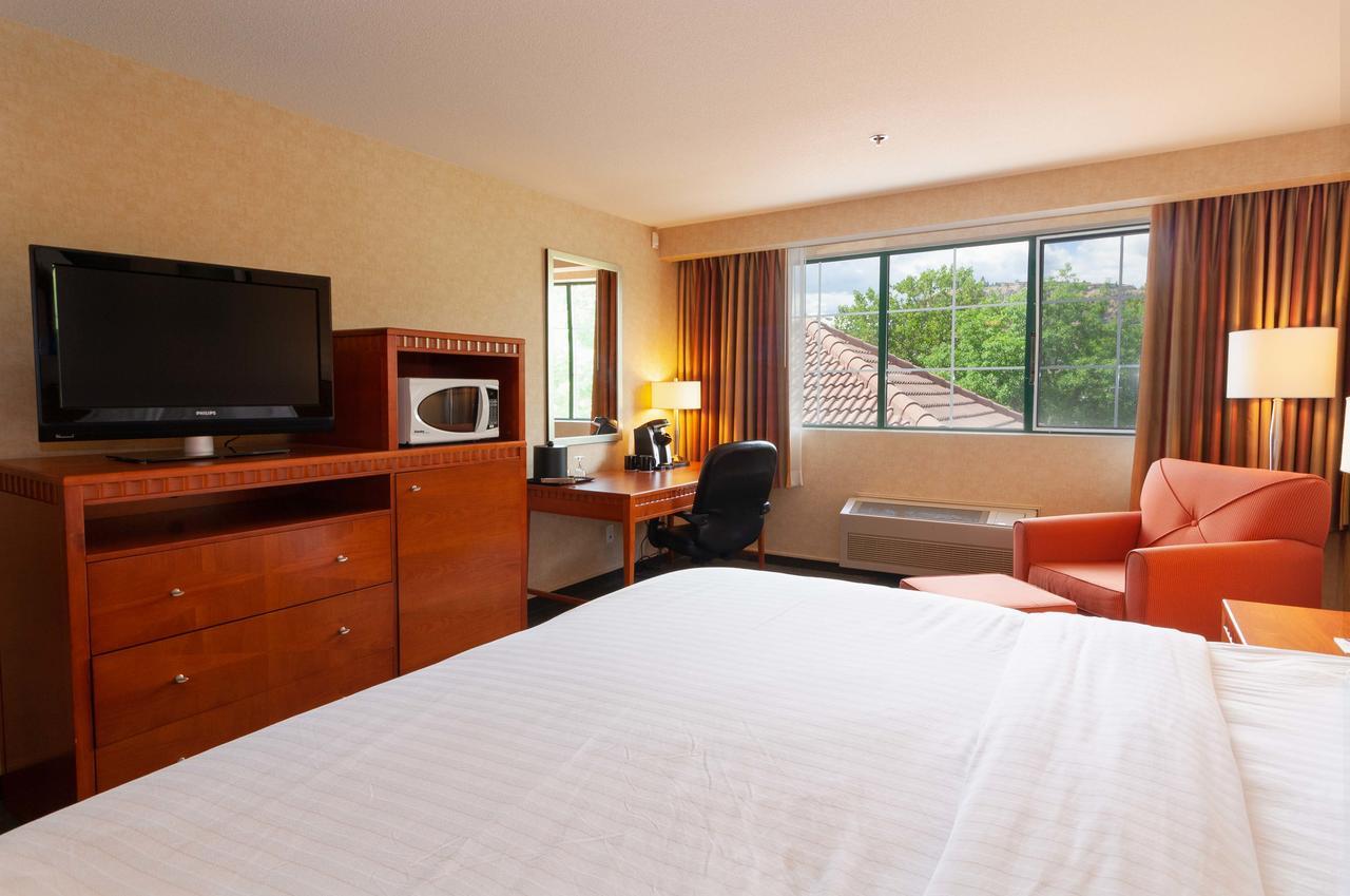 Hotel Kelowna & Conference Centre エクステリア 写真