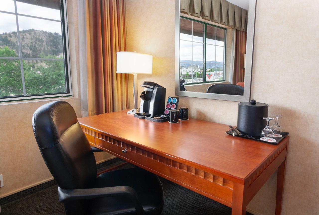 Hotel Kelowna & Conference Centre エクステリア 写真