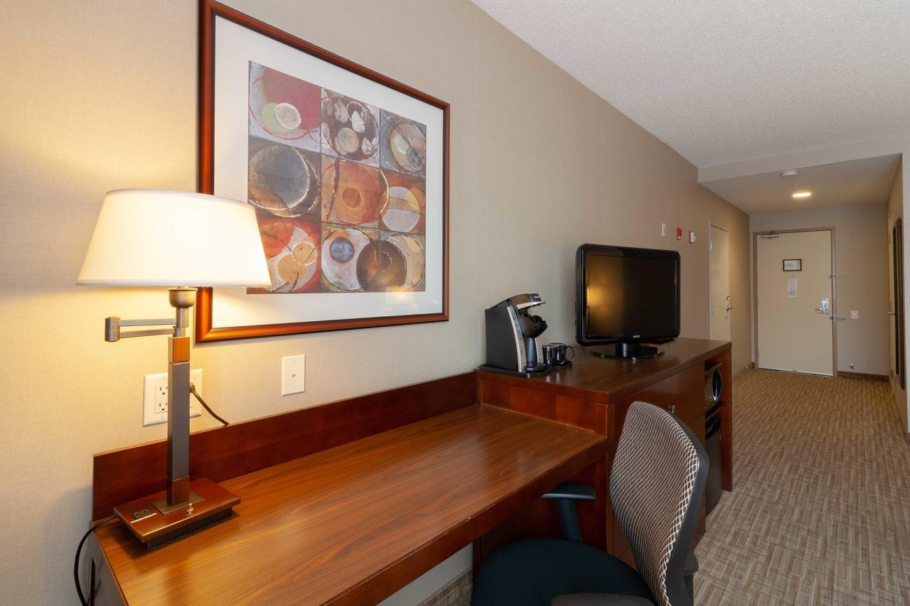 Hotel Kelowna & Conference Centre エクステリア 写真