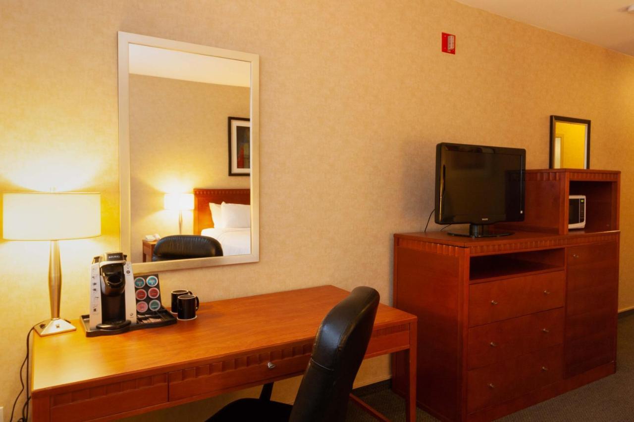 Hotel Kelowna & Conference Centre エクステリア 写真