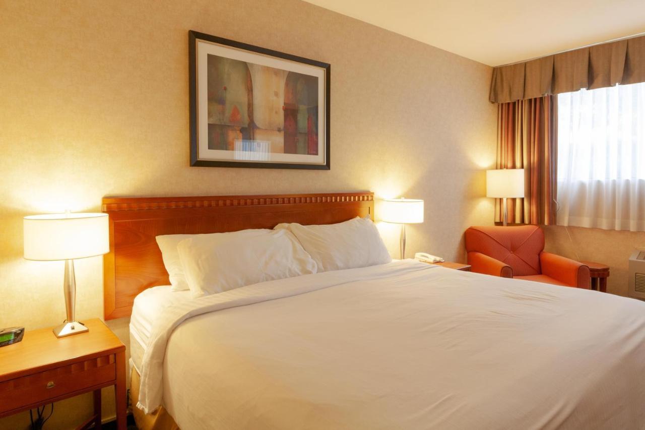 Hotel Kelowna & Conference Centre エクステリア 写真