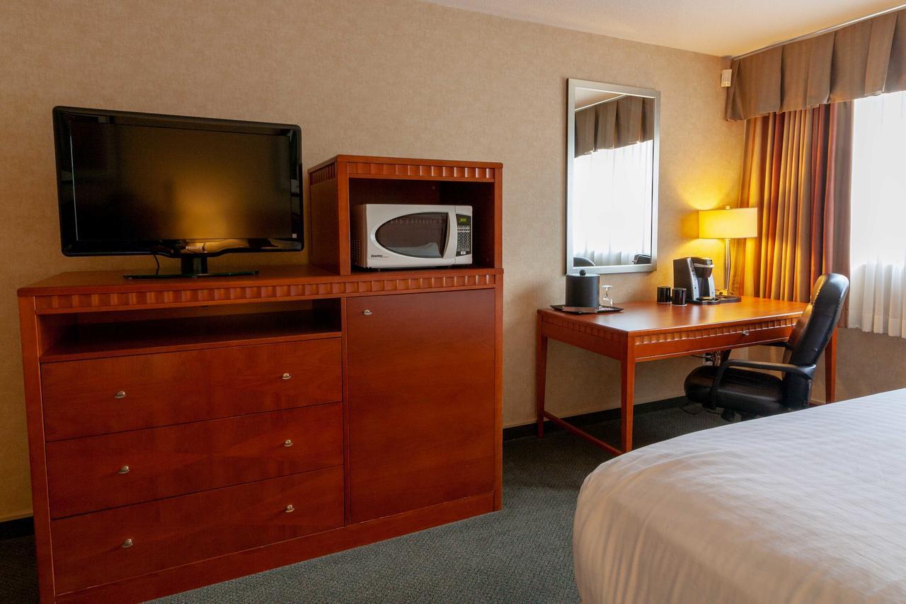 Hotel Kelowna & Conference Centre エクステリア 写真