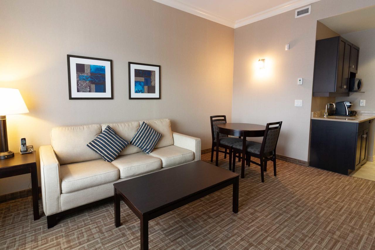 Hotel Kelowna & Conference Centre エクステリア 写真