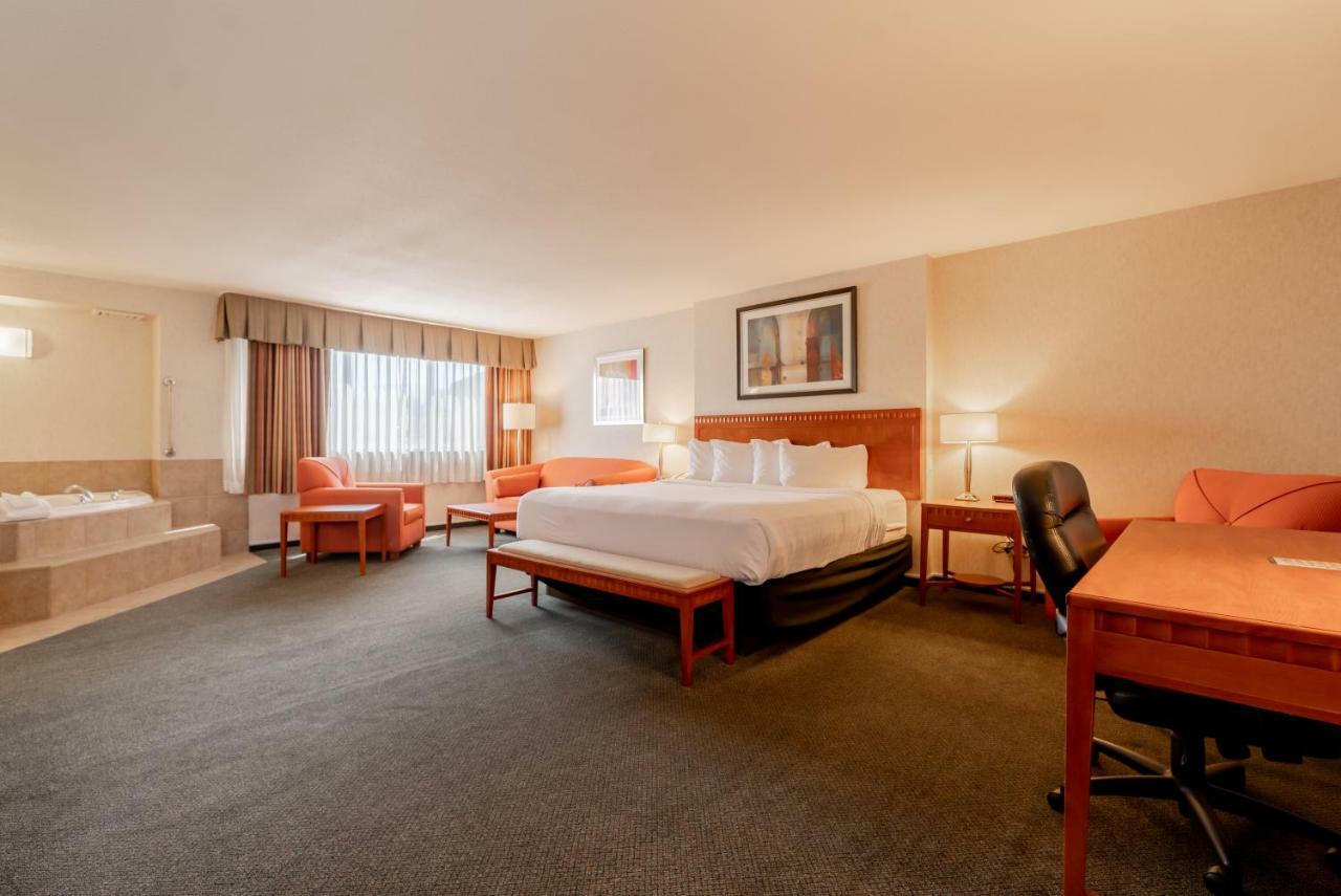 Hotel Kelowna & Conference Centre エクステリア 写真