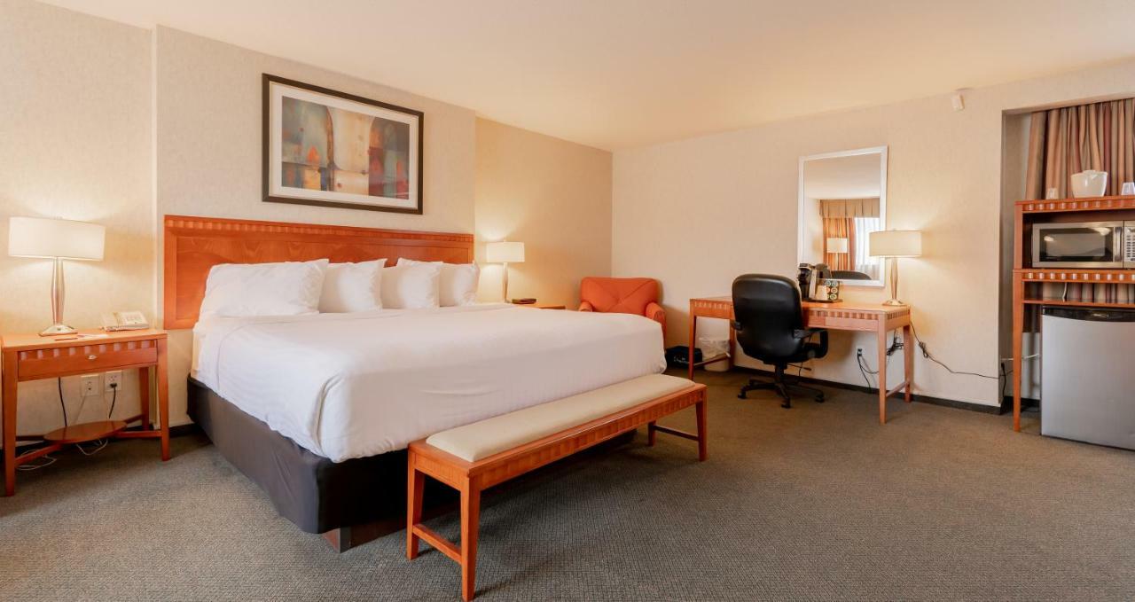 Hotel Kelowna & Conference Centre エクステリア 写真