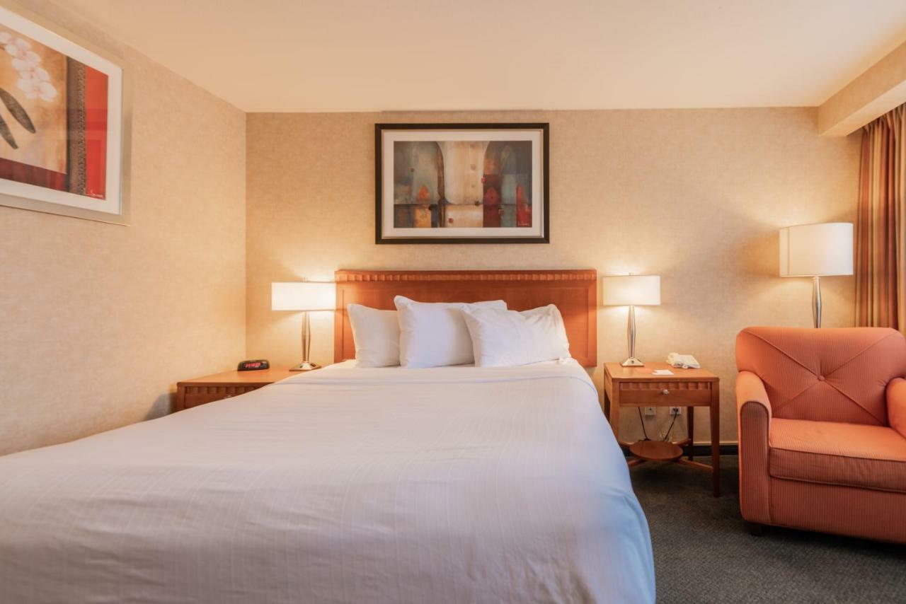 Hotel Kelowna & Conference Centre エクステリア 写真