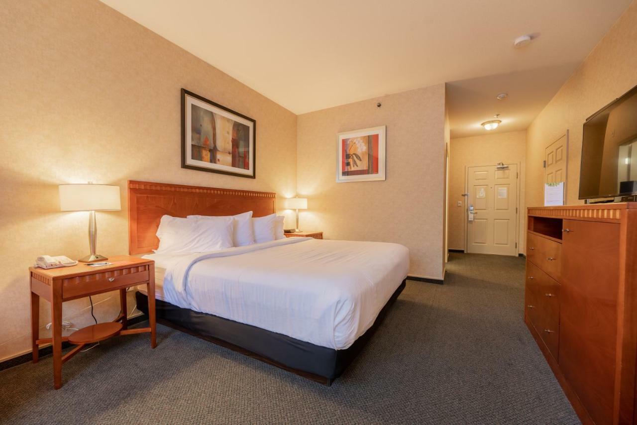 Hotel Kelowna & Conference Centre エクステリア 写真