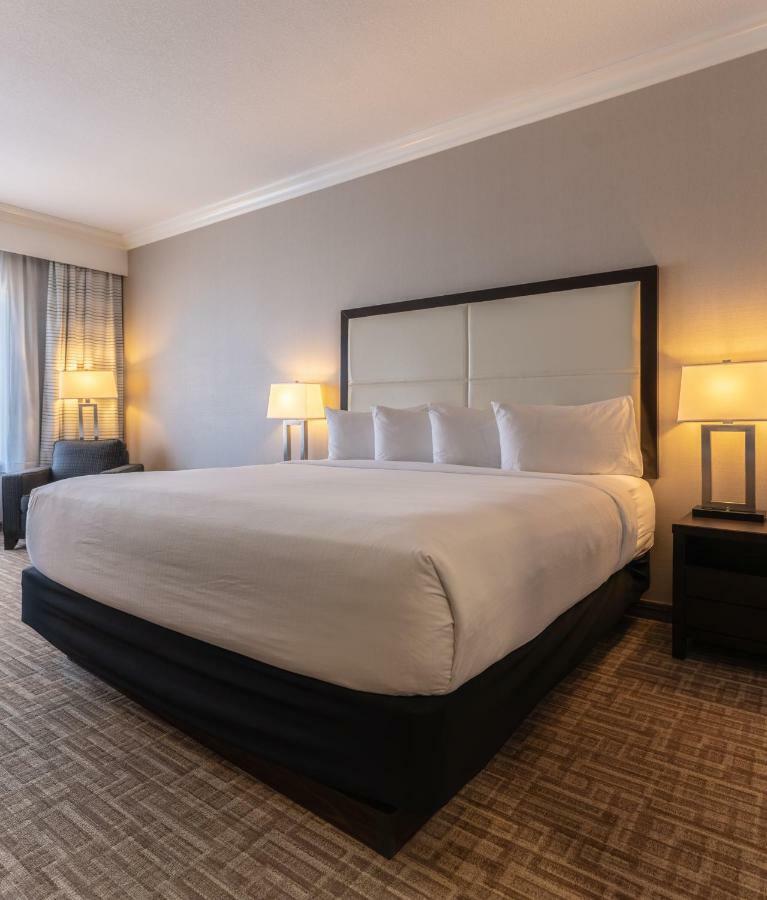 Hotel Kelowna & Conference Centre エクステリア 写真