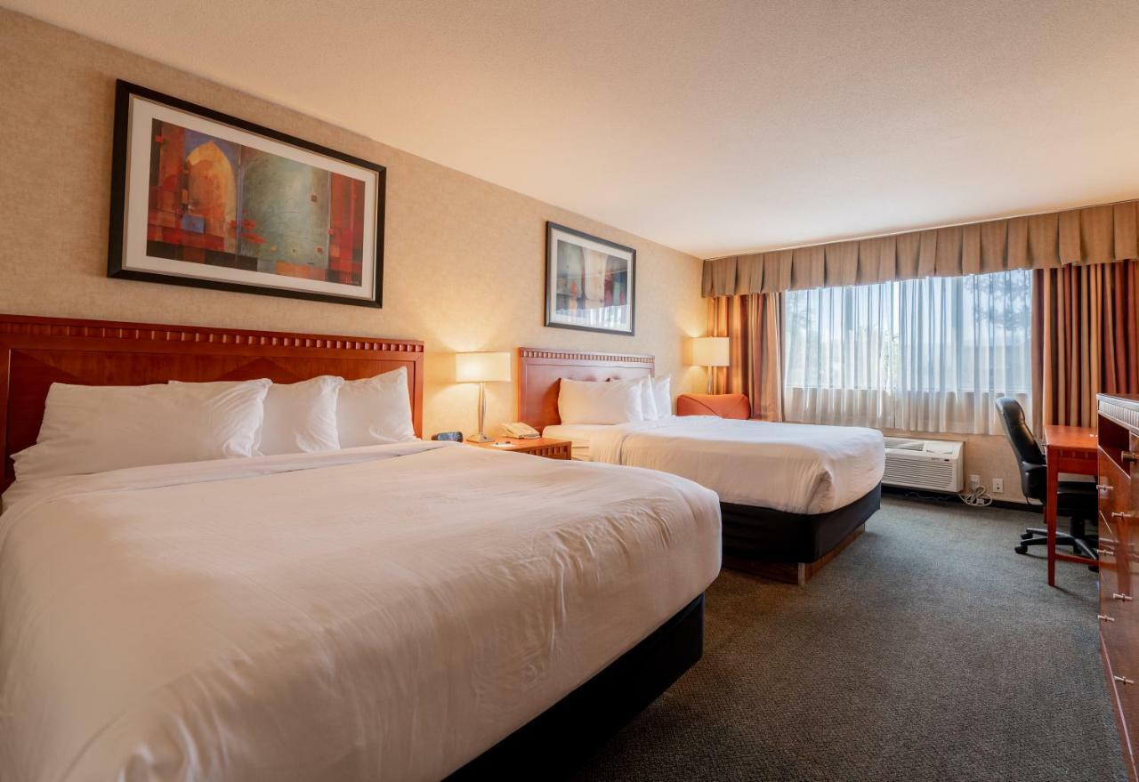 Hotel Kelowna & Conference Centre エクステリア 写真