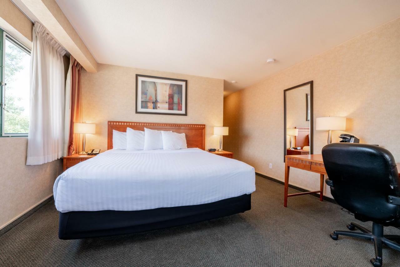 Hotel Kelowna & Conference Centre エクステリア 写真