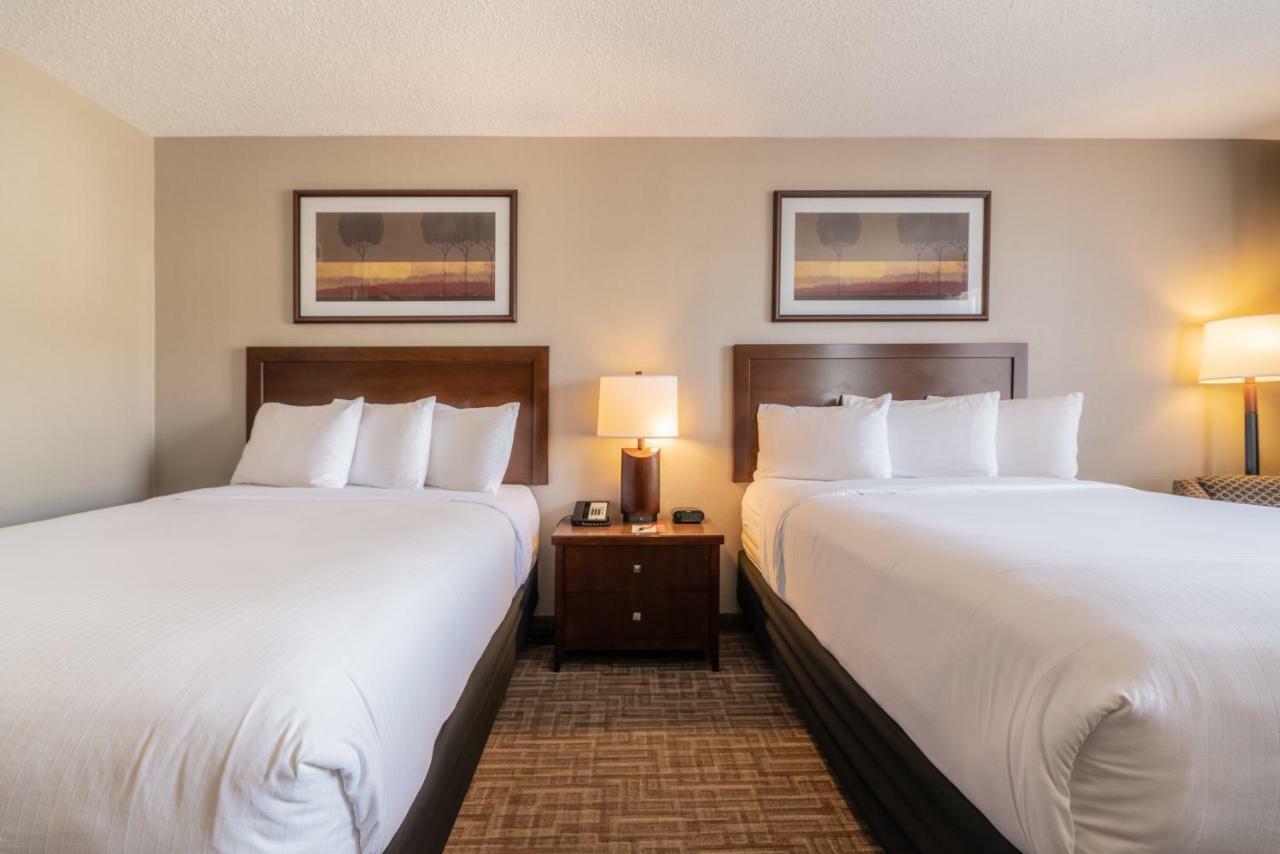 Hotel Kelowna & Conference Centre エクステリア 写真