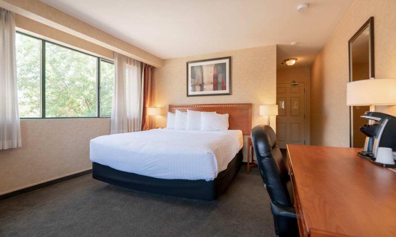 Hotel Kelowna & Conference Centre エクステリア 写真