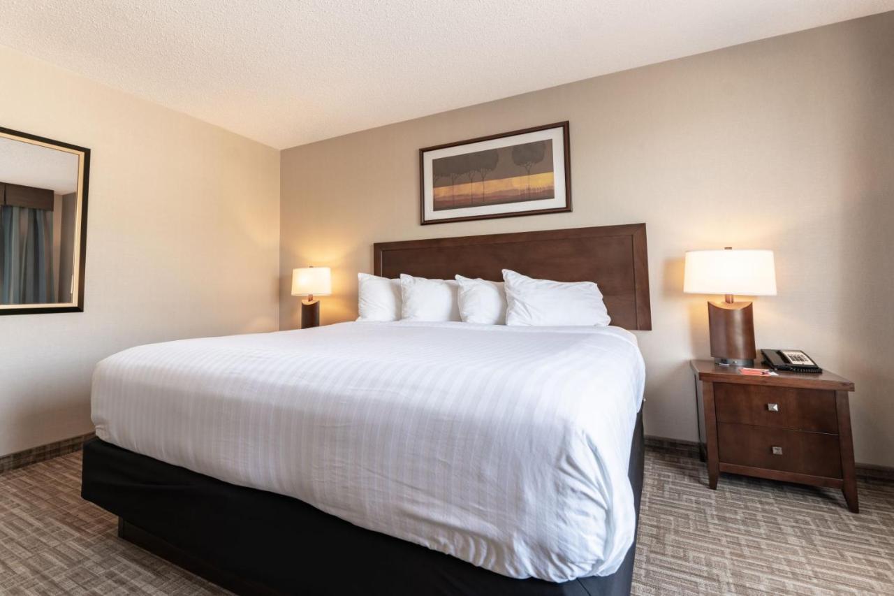 Hotel Kelowna & Conference Centre エクステリア 写真