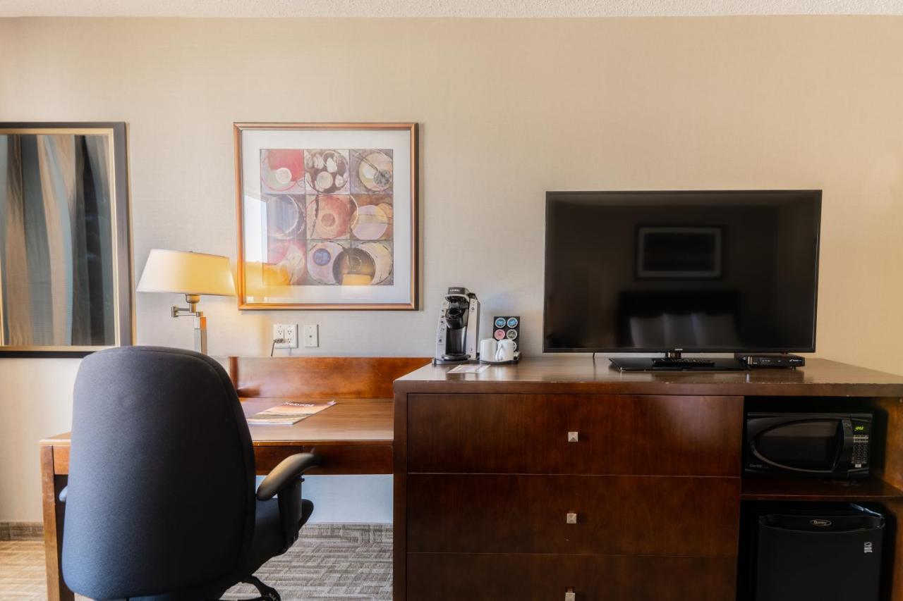 Hotel Kelowna & Conference Centre エクステリア 写真